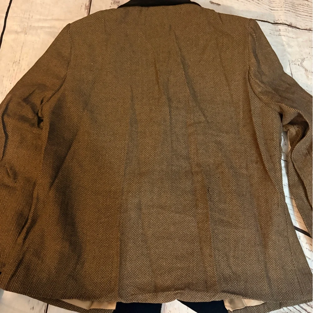 Couture herringbone tweed blazer featuring contrast velvet accents, gold buttons - Picture 8 of 13